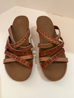 Skechers LUXE FOAM cushion wedge leather brown strap, sandal size 6.